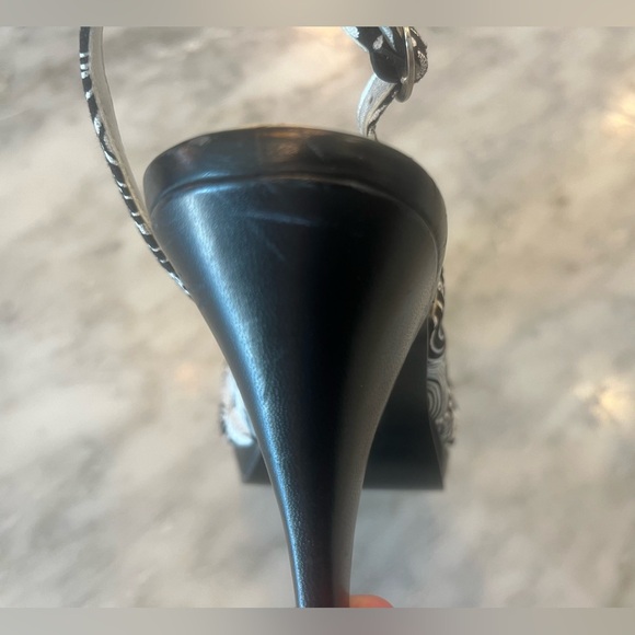 Kenneth Cole productions, unlisted, black and white high heels size 8.5 - Picture 4 of 9